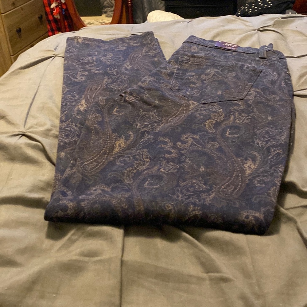 Gloria Vanderbilt blue denim with a Paisley print. 5 pocket straight leg jeans.